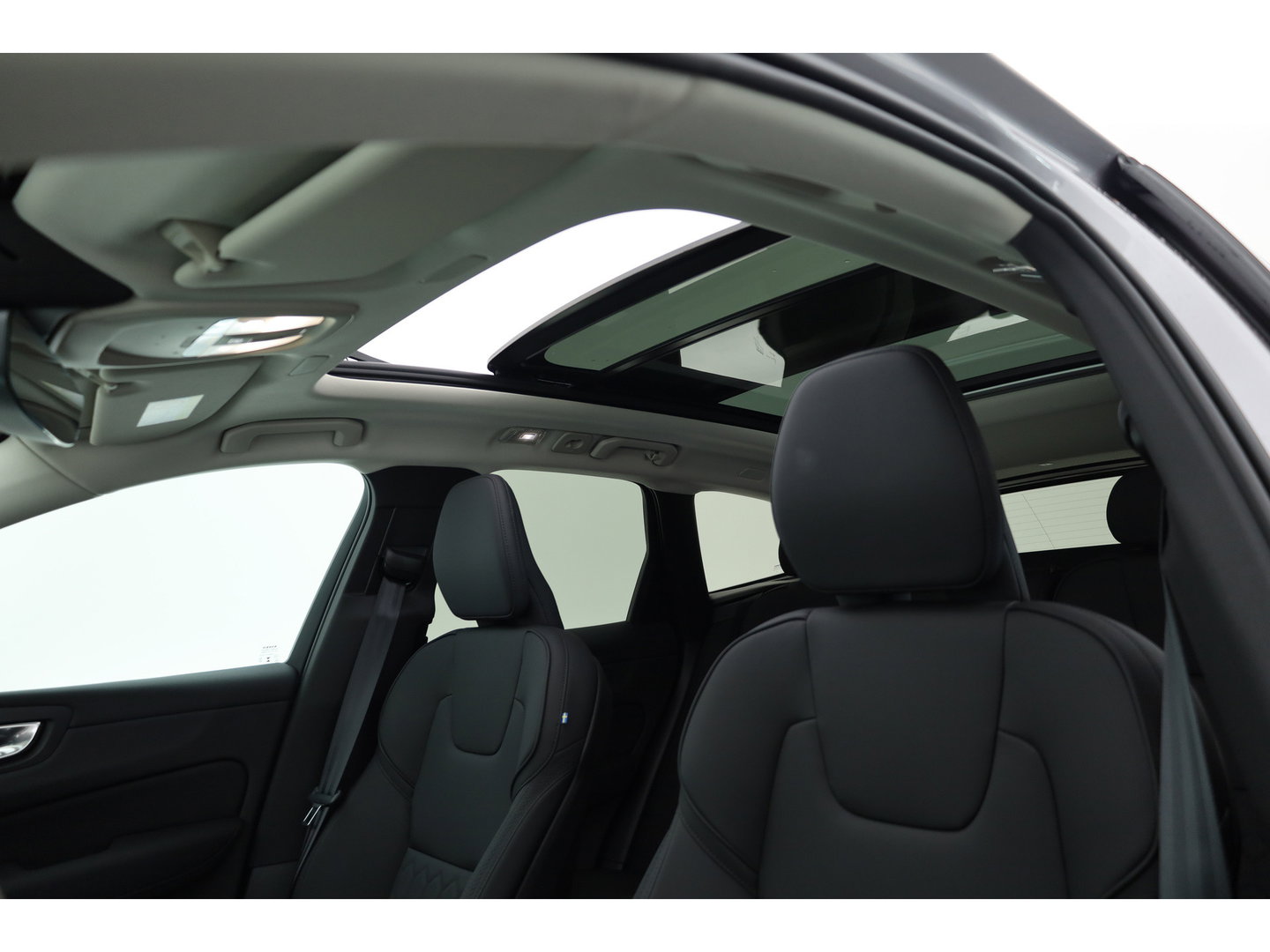 Volvo XC60 2.0 T8 Plug-in hybrid AWD Ultra Dark | Pano-dak | Trekhaak | Head-up | 360 camera | Stoel + stuurverw. | aurora silver |