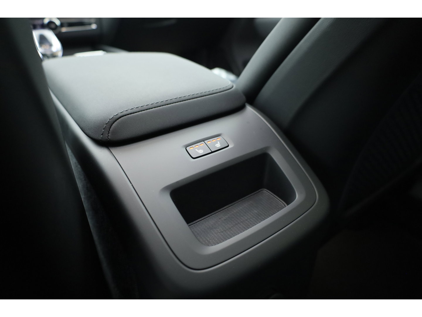 Volvo XC60 2.0 T8 Plug-in hybrid AWD Ultra Dark | Pano-dak | Trekhaak | Head-up | 360 camera | Stoel + stuurverw. | aurora silver |