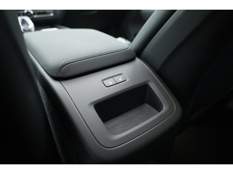 Volvo XC60 2.0 T8 Plug-in hybrid AWD Ultra Dark | Pano-dak | Trekhaak | Head-up | 360 camera | Stoel + stuurverw. | aurora silver |