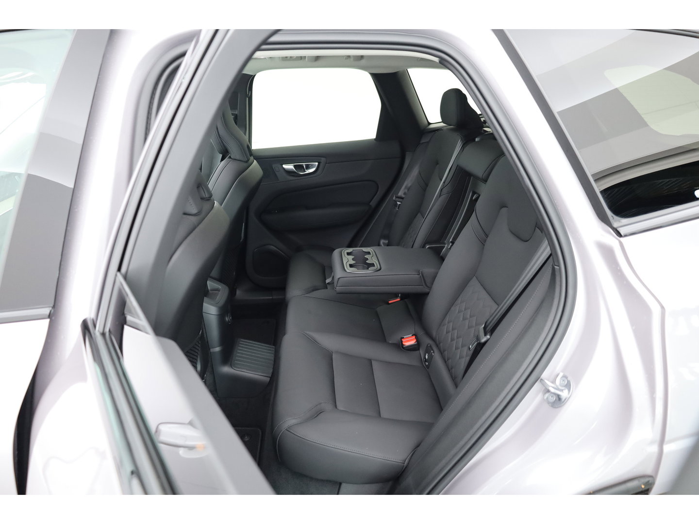 Volvo XC60 2.0 T8 Plug-in hybrid AWD Ultra Dark | Pano-dak | Trekhaak | Head-up | 360 camera | Stoel + stuurverw. | aurora silver |