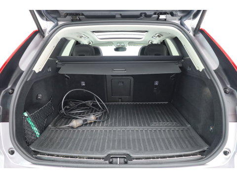 Volvo XC60 2.0 T8 Plug-in hybrid AWD Ultra Dark | Pano-dak | Trekhaak | Head-up | 360 camera | Stoel + stuurverw. | aurora silver |