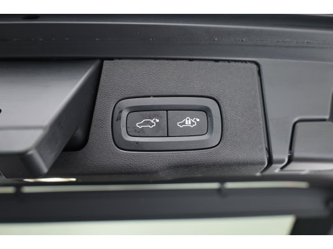 Volvo XC60 2.0 T8 Plug-in hybrid AWD Ultra Dark | Pano-dak | Trekhaak | Head-up | 360 camera | Stoel + stuurverw. | aurora silver |