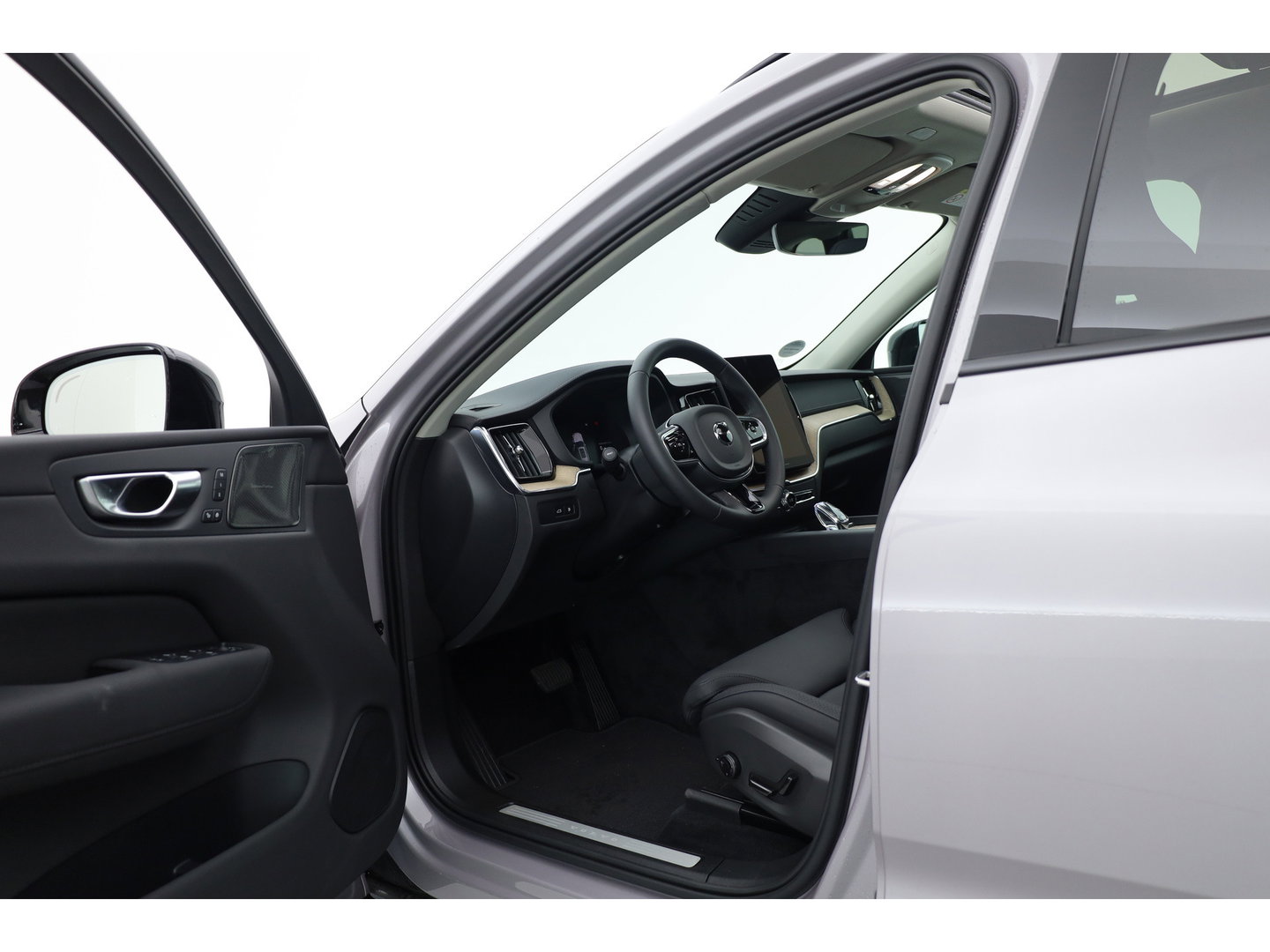 Volvo XC60 2.0 T8 Plug-in hybrid AWD Ultra Dark | Pano-dak | Trekhaak | Head-up | 360 camera | Stoel + stuurverw. | aurora silver |