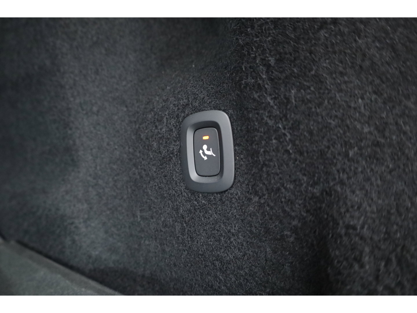 Volvo XC60 2.0 T8 Plug-in hybrid AWD Ultra Dark | Pano-dak | Trekhaak | Head-up | 360 camera | Stoel + stuurverw. | aurora silver |