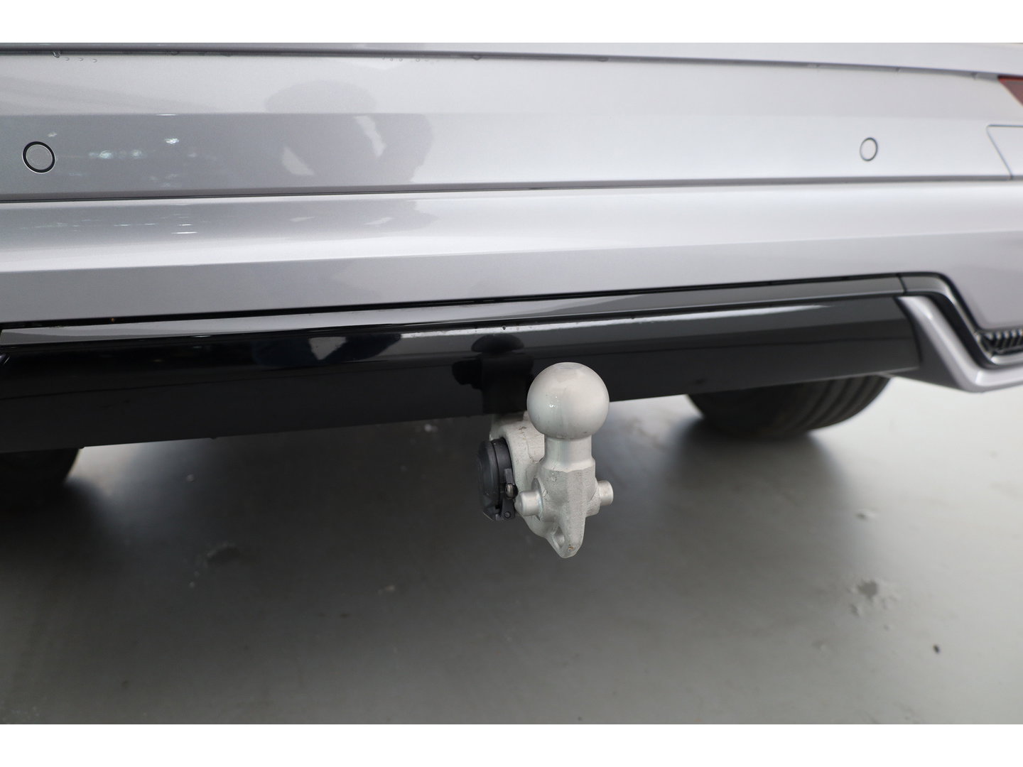 Volvo XC60 2.0 T8 Plug-in hybrid AWD Ultra Dark | Pano-dak | Trekhaak | Head-up | 360 camera | Stoel + stuurverw. | aurora silver |