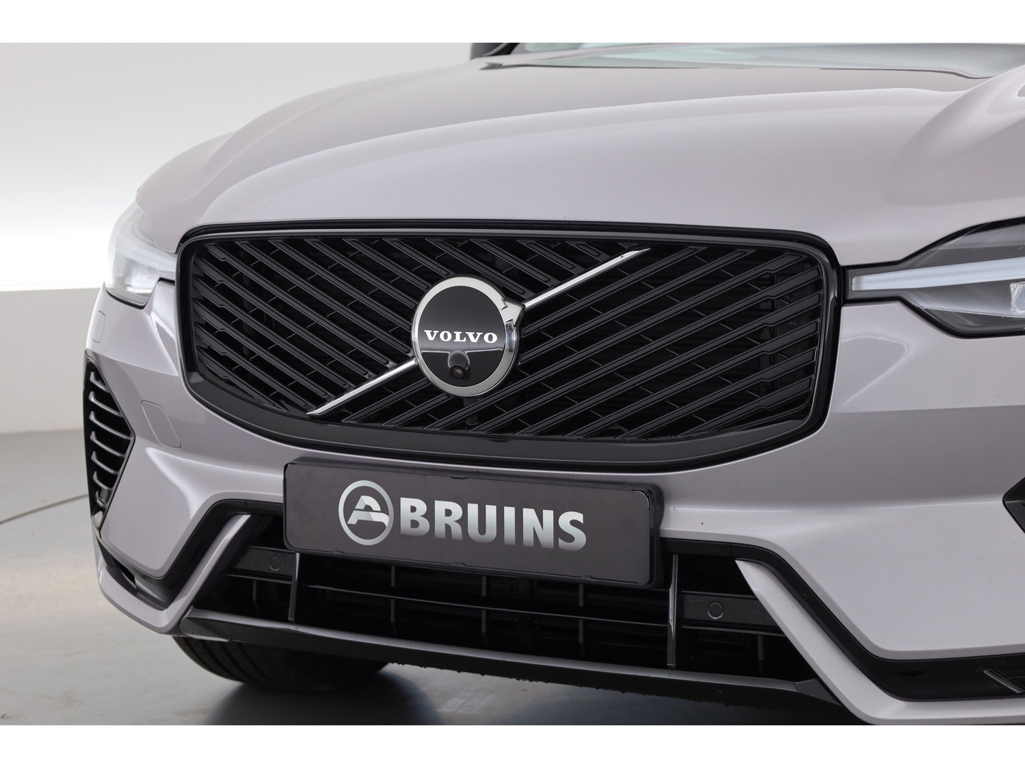 Volvo XC60 2.0 T8 Plug-in hybrid AWD Ultra Dark | Pano-dak | Trekhaak | Head-up | 360 camera | Stoel + stuurverw. | aurora silver |