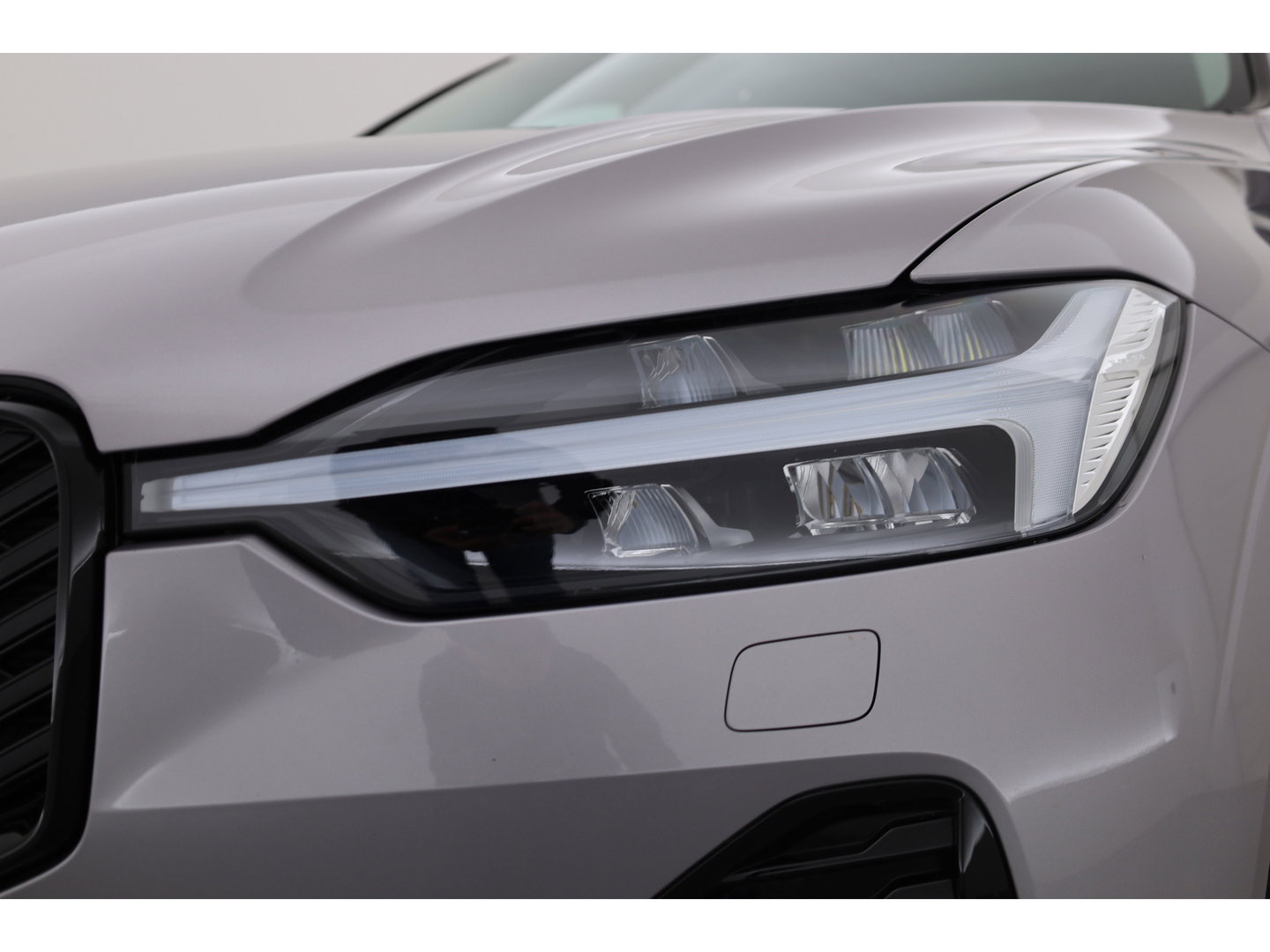 Volvo XC60 2.0 T8 Plug-in hybrid AWD Ultra Dark | Pano-dak | Trekhaak | Head-up | 360 camera | Stoel + stuurverw. | aurora silver |