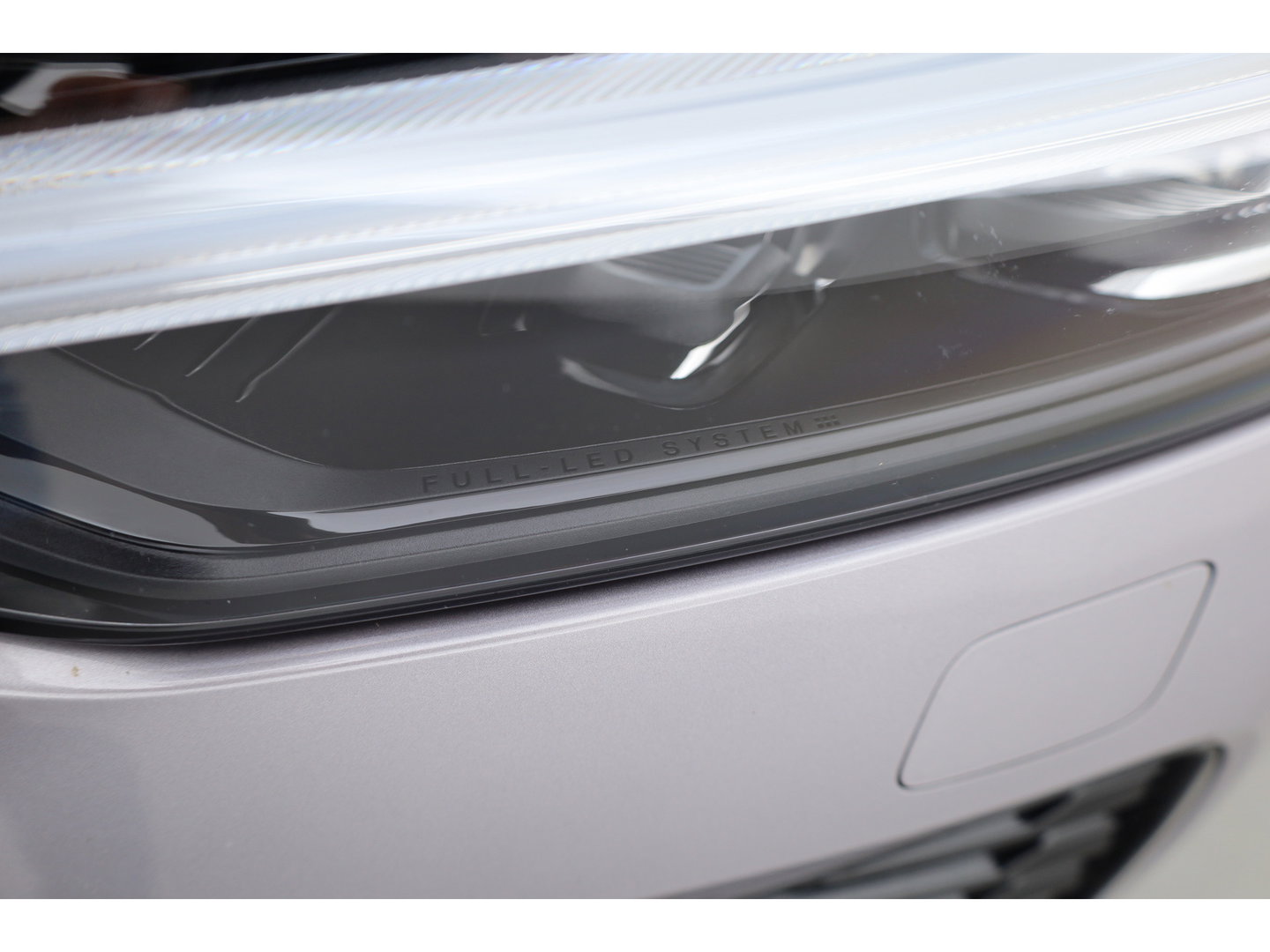 Volvo XC60 2.0 T8 Plug-in hybrid AWD Ultra Dark | Pano-dak | Trekhaak | Head-up | 360 camera | Stoel + stuurverw. | aurora silver |
