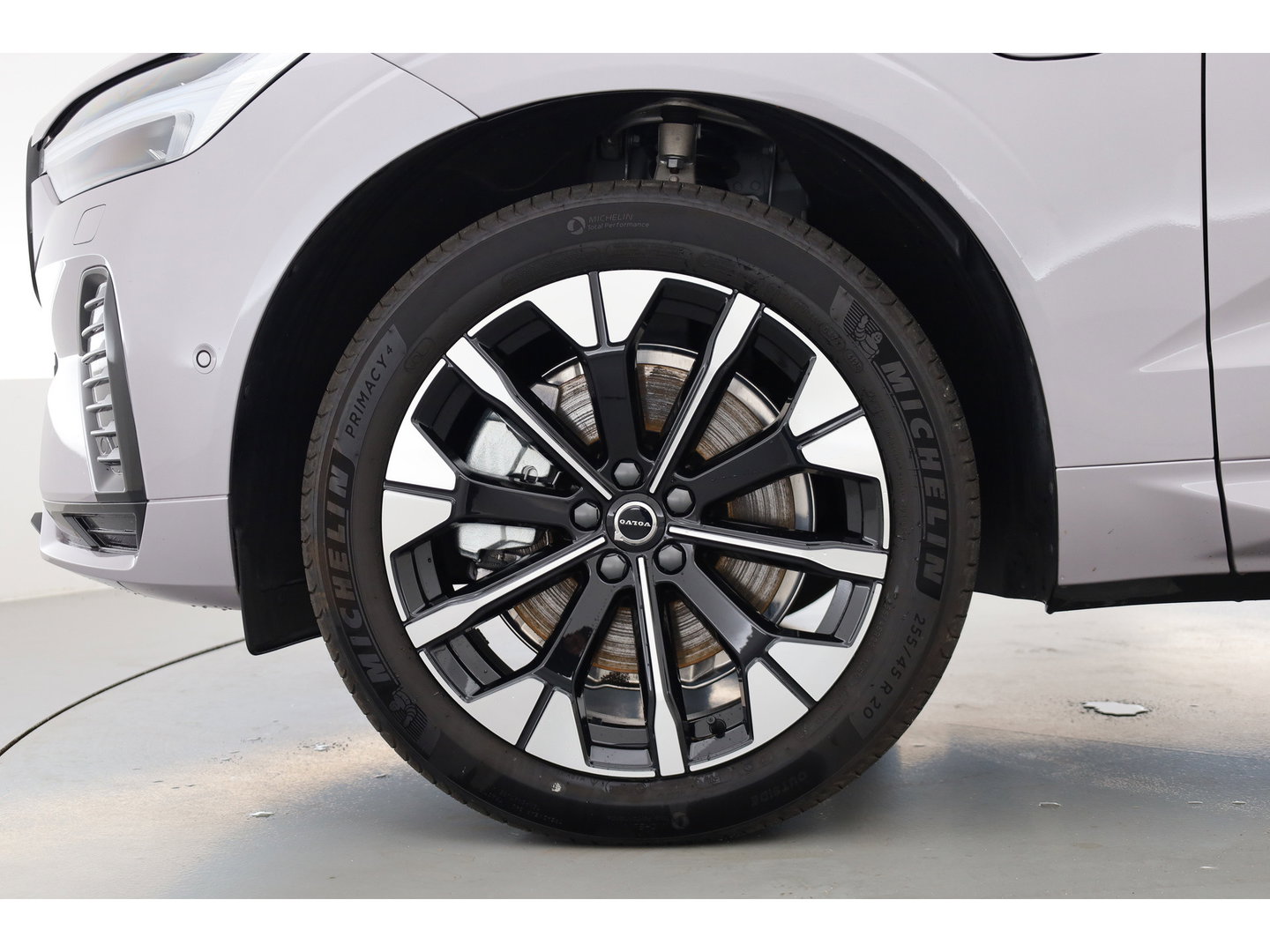 Volvo XC60 2.0 T8 Plug-in hybrid AWD Ultra Dark | Pano-dak | Trekhaak | Head-up | 360 camera | Stoel + stuurverw. | aurora silver |