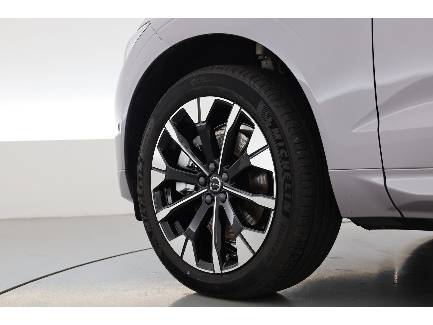 Volvo XC60 2.0 T8 Plug-in hybrid AWD Ultra Dark | Pano-dak | Trekhaak | Head-up | 360 camera | Stoel + stuurverw. | aurora silver |