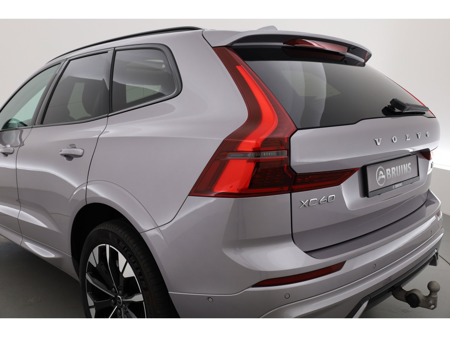 Volvo XC60 2.0 T8 Plug-in hybrid AWD Ultra Dark | Pano-dak | Trekhaak | Head-up | 360 camera | Stoel + stuurverw. | aurora silver |