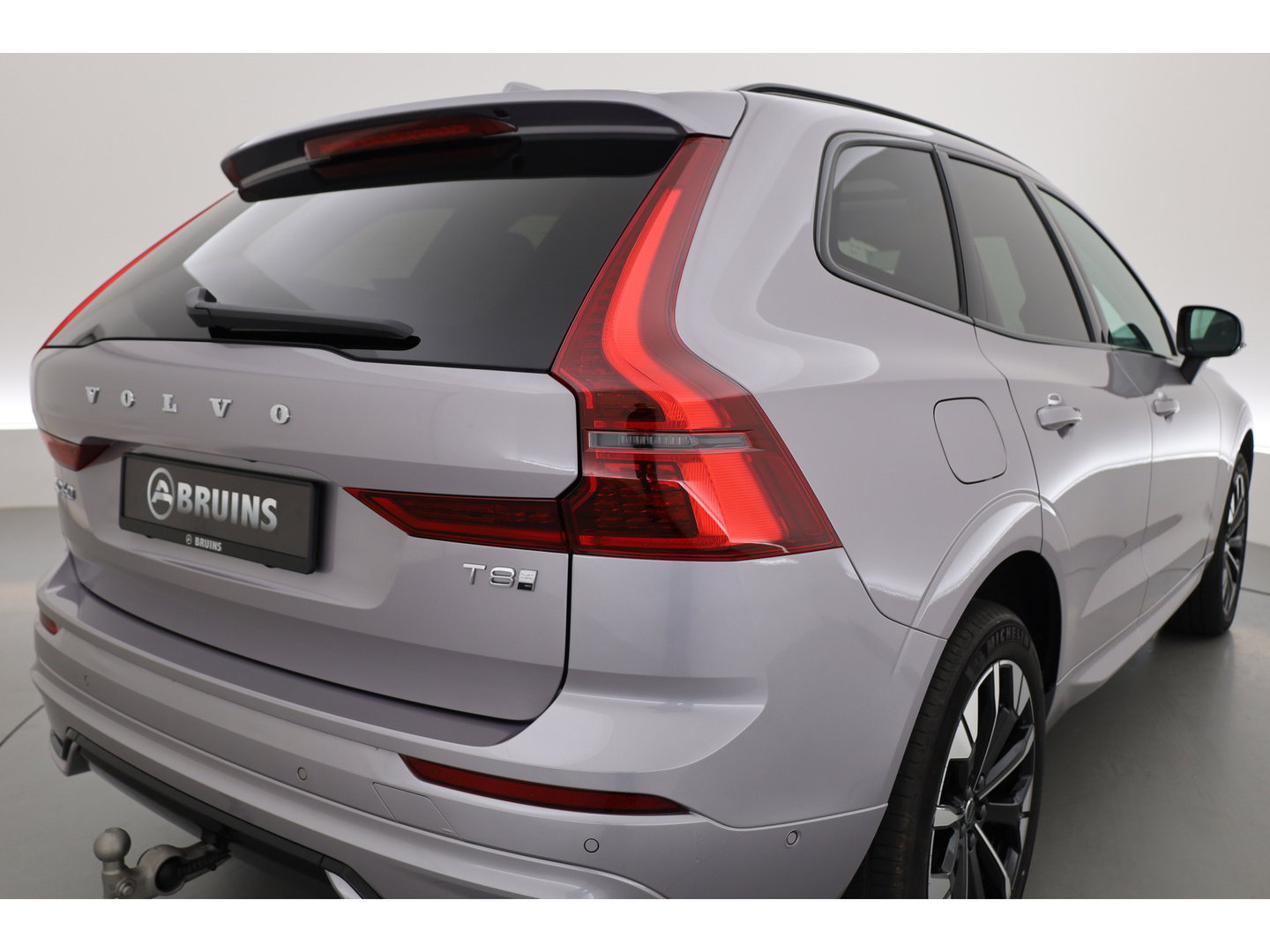 Volvo XC60 2.0 T8 Plug-in hybrid AWD Ultra Dark | Pano-dak | Trekhaak | Head-up | 360 camera | Stoel + stuurverw. | aurora silver |