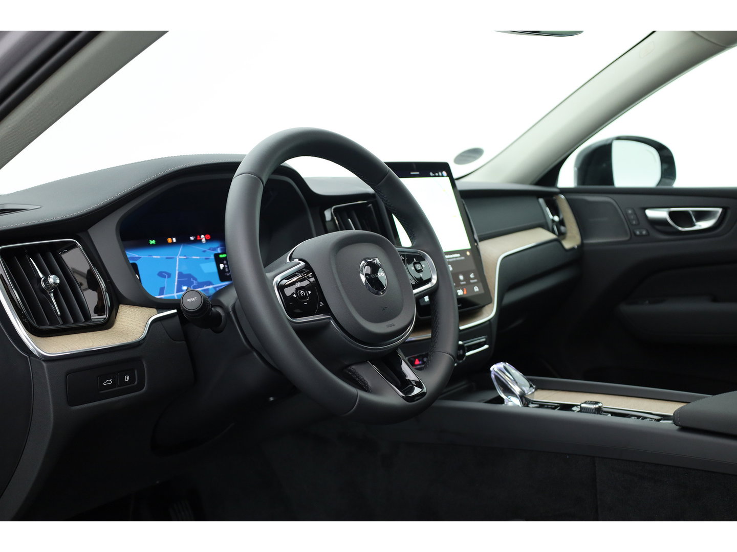 Volvo XC60 2.0 T8 Plug-in hybrid AWD Ultra Dark | Pano-dak | Trekhaak | Head-up | 360 camera | Stoel + stuurverw. | aurora silver |