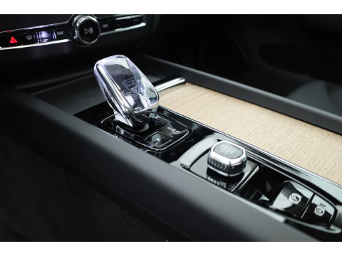 Volvo XC60 2.0 T8 Plug-in hybrid AWD Ultra Dark | Pano-dak | Trekhaak | Head-up | 360 camera | Stoel + stuurverw. | aurora silver |
