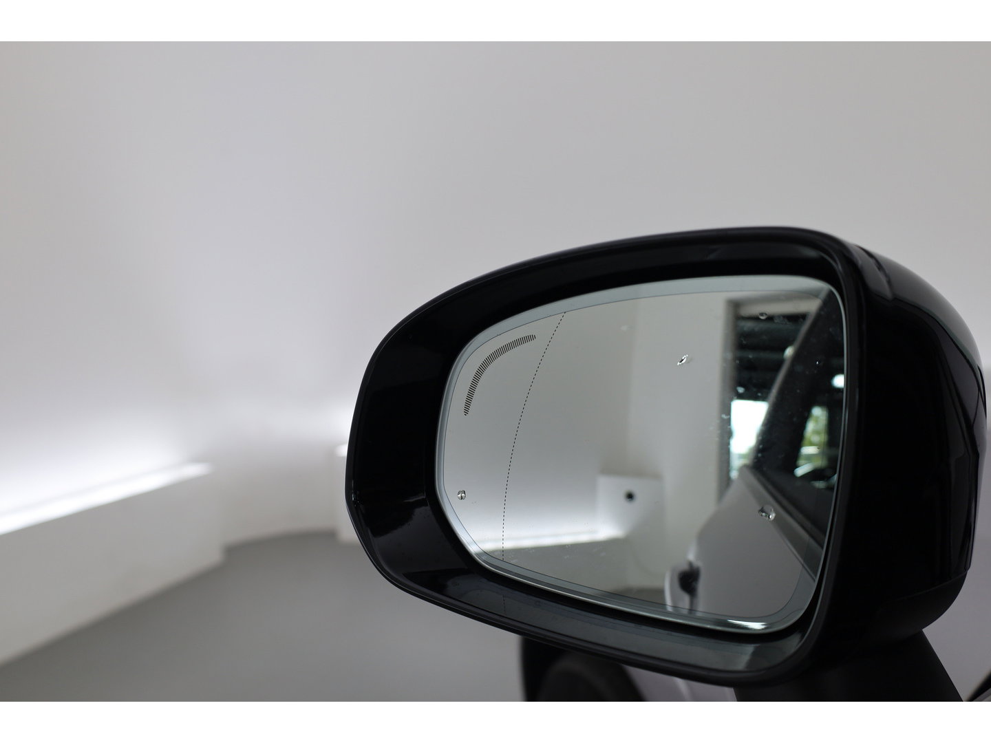 Volvo XC60 2.0 T8 Plug-in hybrid AWD Ultra Dark | Pano-dak | Trekhaak | Head-up | 360 camera | Stoel + stuurverw. | aurora silver |