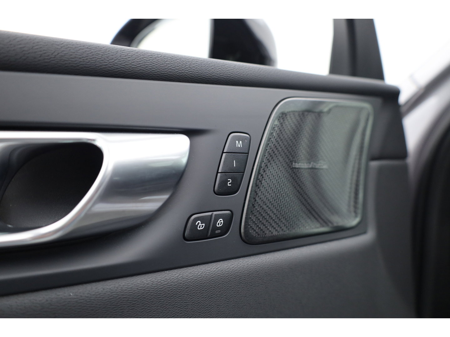 Volvo XC60 2.0 T8 Plug-in hybrid AWD Ultra Dark | Pano-dak | Trekhaak | Head-up | 360 camera | Stoel + stuurverw. | aurora silver |