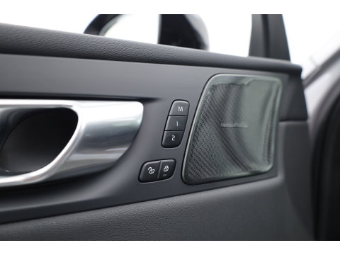 Volvo XC60 2.0 T8 Plug-in hybrid AWD Ultra Dark | Pano-dak | Trekhaak | Head-up | 360 camera | Stoel + stuurverw. | aurora silver |