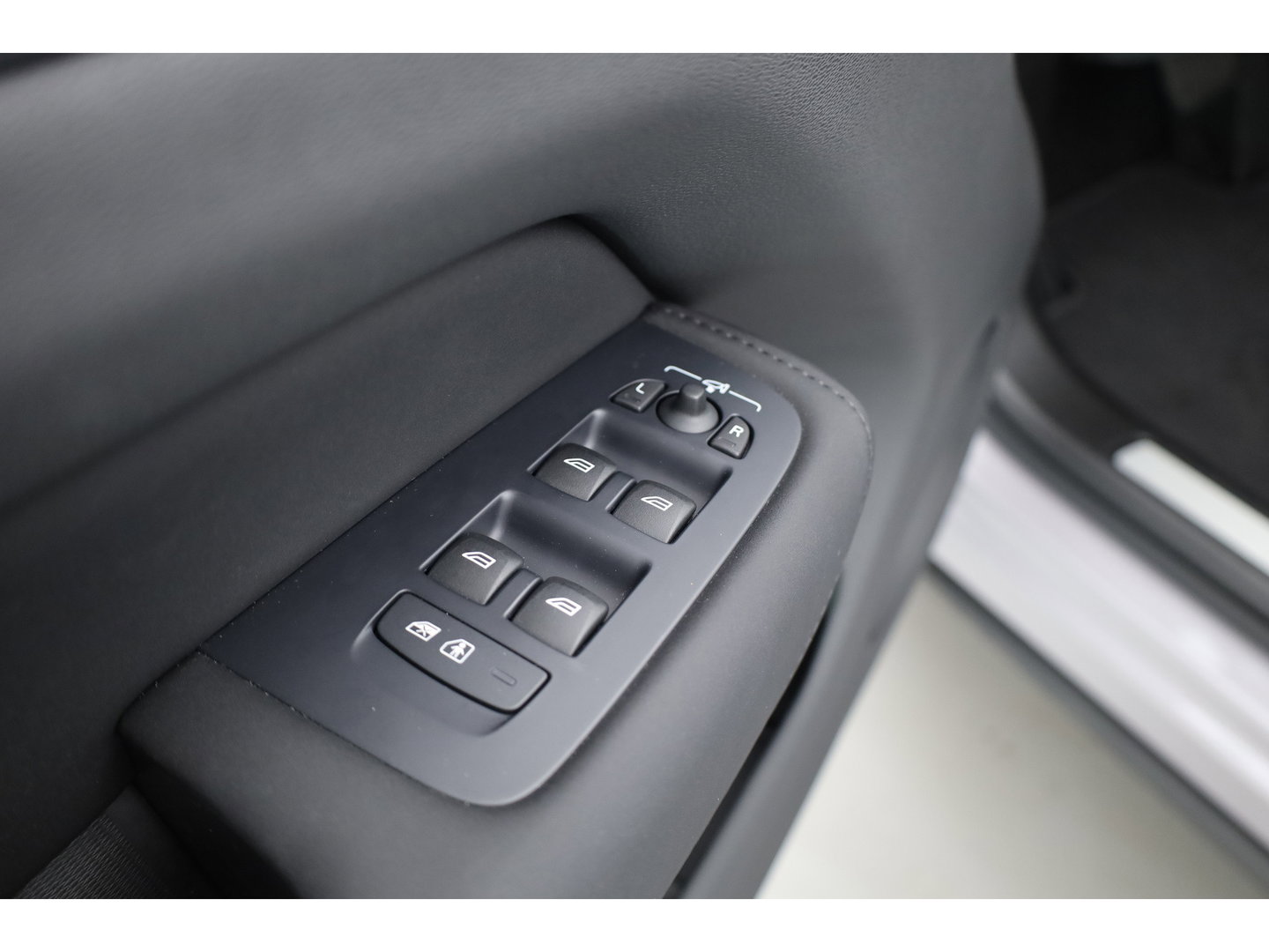 Volvo XC60 2.0 T8 Plug-in hybrid AWD Ultra Dark | Pano-dak | Trekhaak | Head-up | 360 camera | Stoel + stuurverw. | aurora silver |