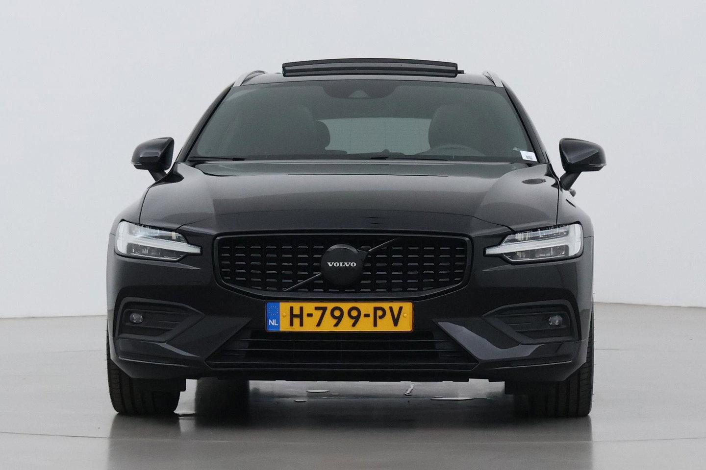 Volvo V60 2.0 T4 Momentum Pro | Harman/Kardon | Panoramadak | Trekhaak | Camera | Stoelverwarming | 19 Inch
