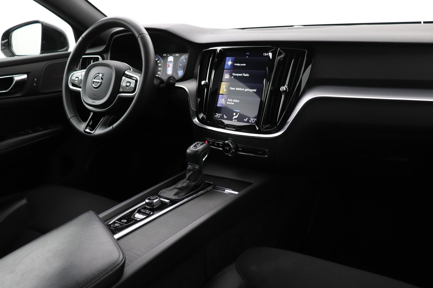 Volvo V60 2.0 T4 Momentum Pro | Harman/Kardon | Panoramadak | Trekhaak | Camera | Stoelverwarming | 19 Inch