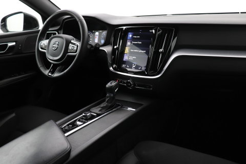 Volvo V60 2.0 T4 Momentum Pro | Harman/Kardon | Panoramadak | Trekhaak | Camera | Stoelverwarming | 19 Inch