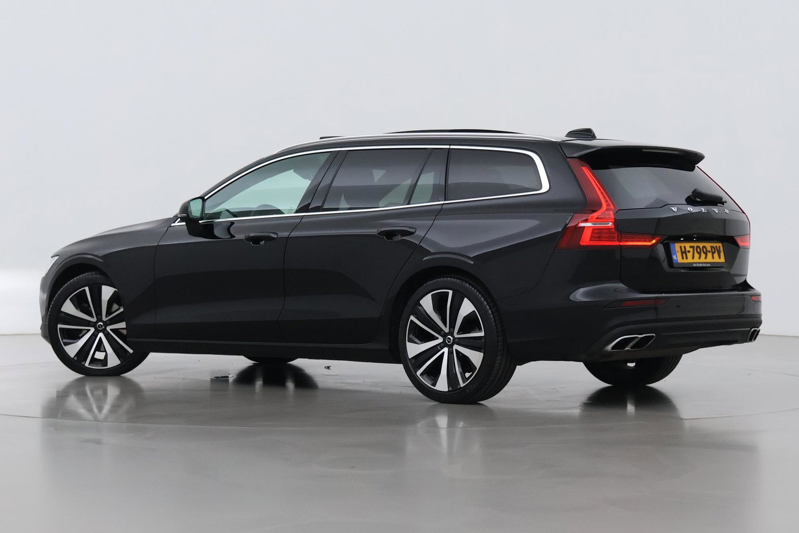 Volvo V60 2.0 T4 Momentum Pro | Harman/Kardon | Panoramadak | Trekhaak | Camera | Stoelverwarming | 19 Inch