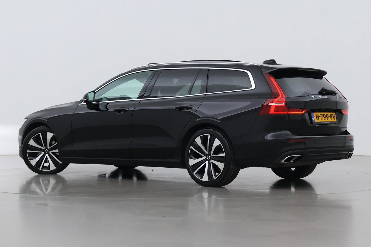Volvo V60 2.0 T4 Momentum Pro | Harman/Kardon | Panoramadak | Trekhaak | Camera | Stoelverwarming | 19 Inch