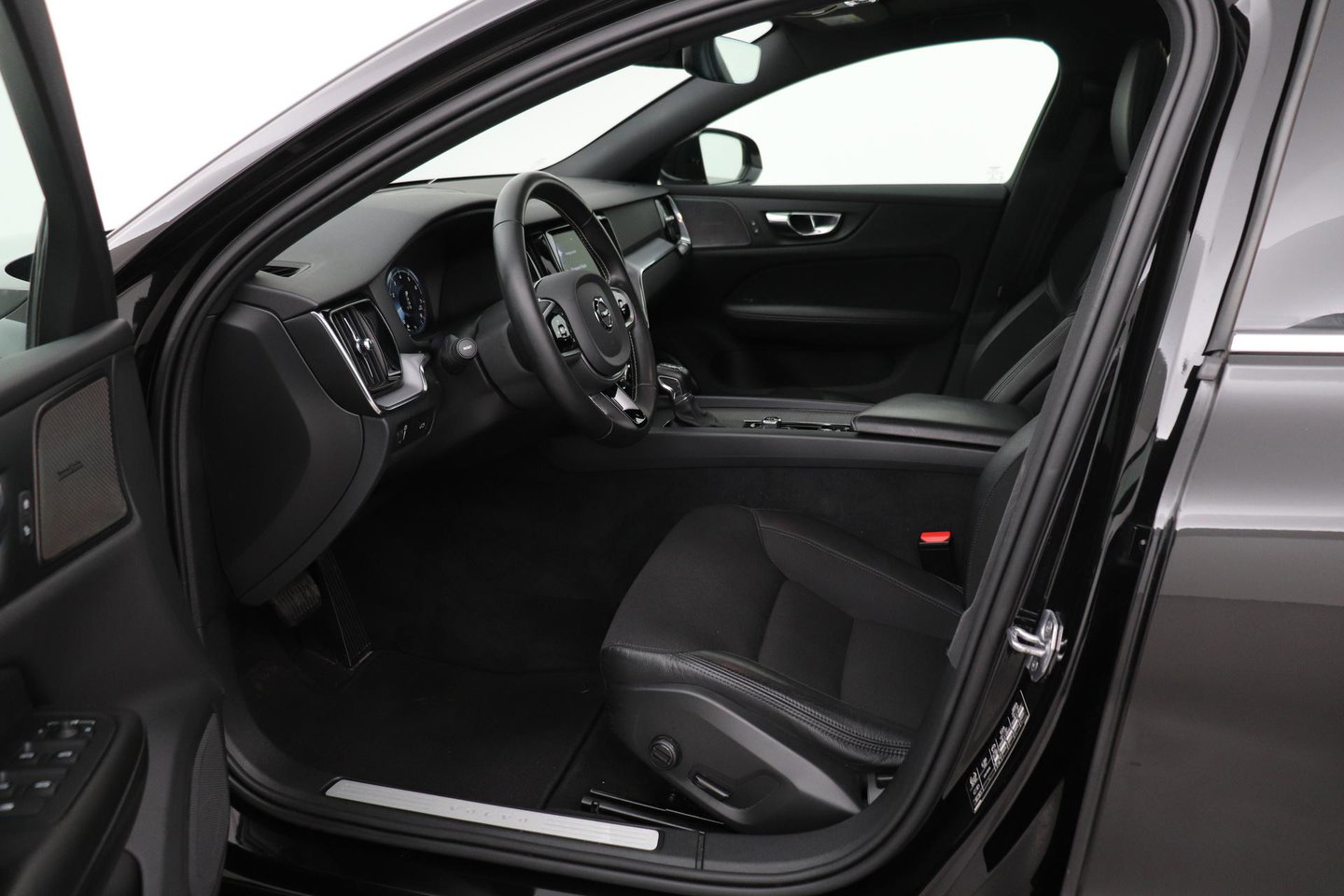 Volvo V60 2.0 T4 Momentum Pro | Harman/Kardon | Panoramadak | Trekhaak | Camera | Stoelverwarming | 19 Inch