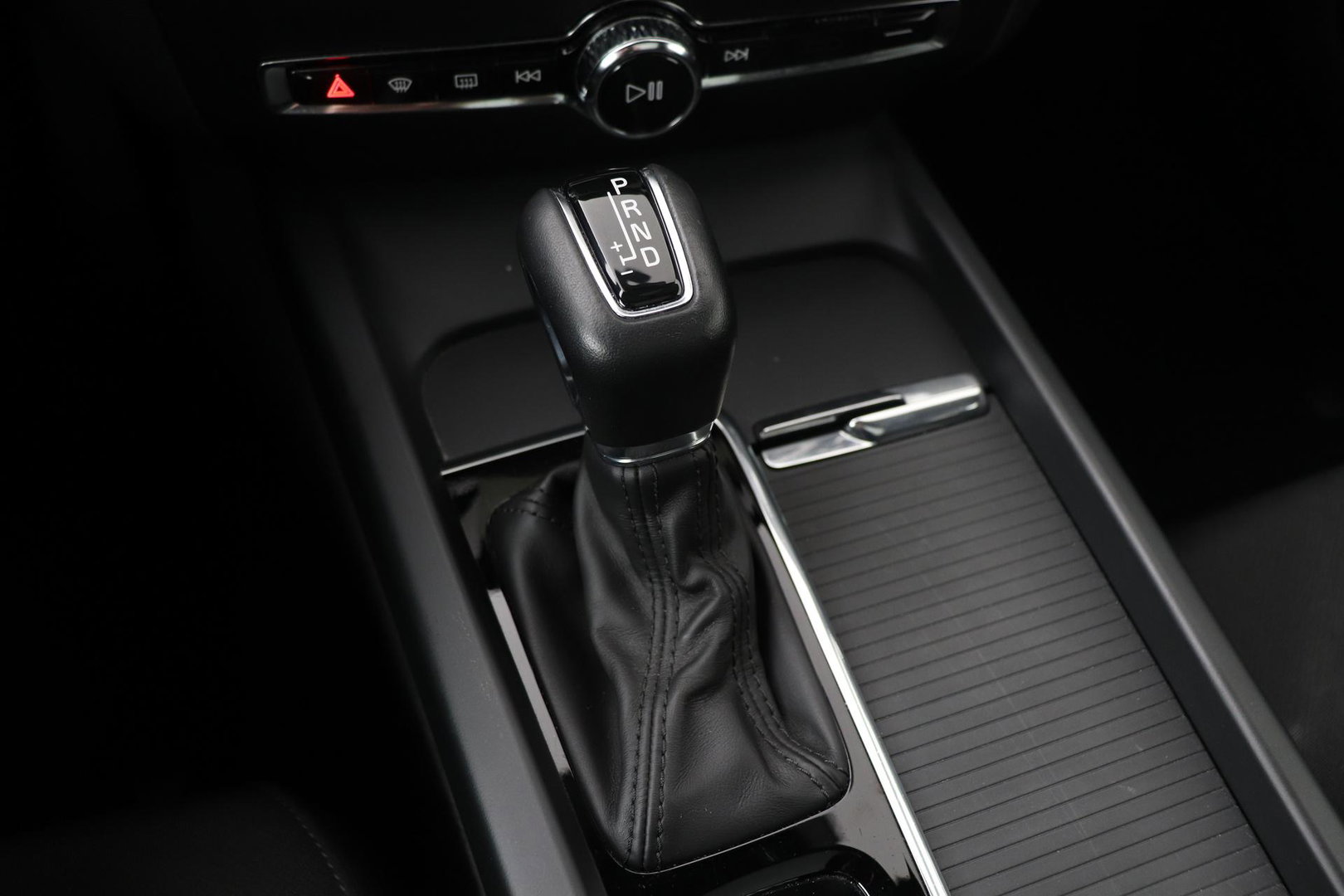 Volvo V60 2.0 T4 Momentum Pro | Harman/Kardon | Panoramadak | Trekhaak | Camera | Stoelverwarming | 19 Inch
