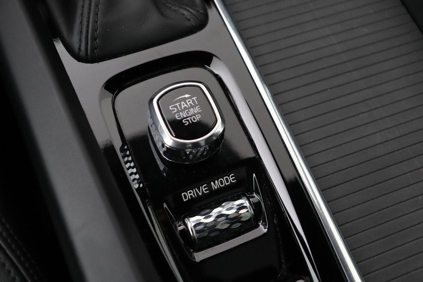 Volvo V60 2.0 T4 Momentum Pro | Harman/Kardon | Panoramadak | Trekhaak | Camera | Stoelverwarming | 19 Inch