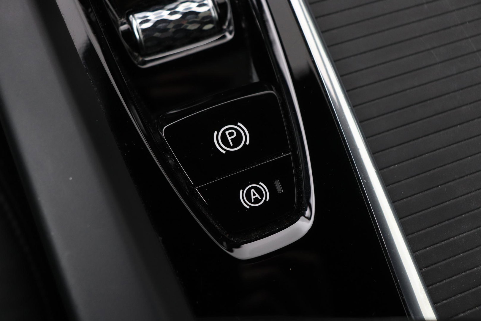 Volvo V60 2.0 T4 Momentum Pro | Harman/Kardon | Panoramadak | Trekhaak | Camera | Stoelverwarming | 19 Inch