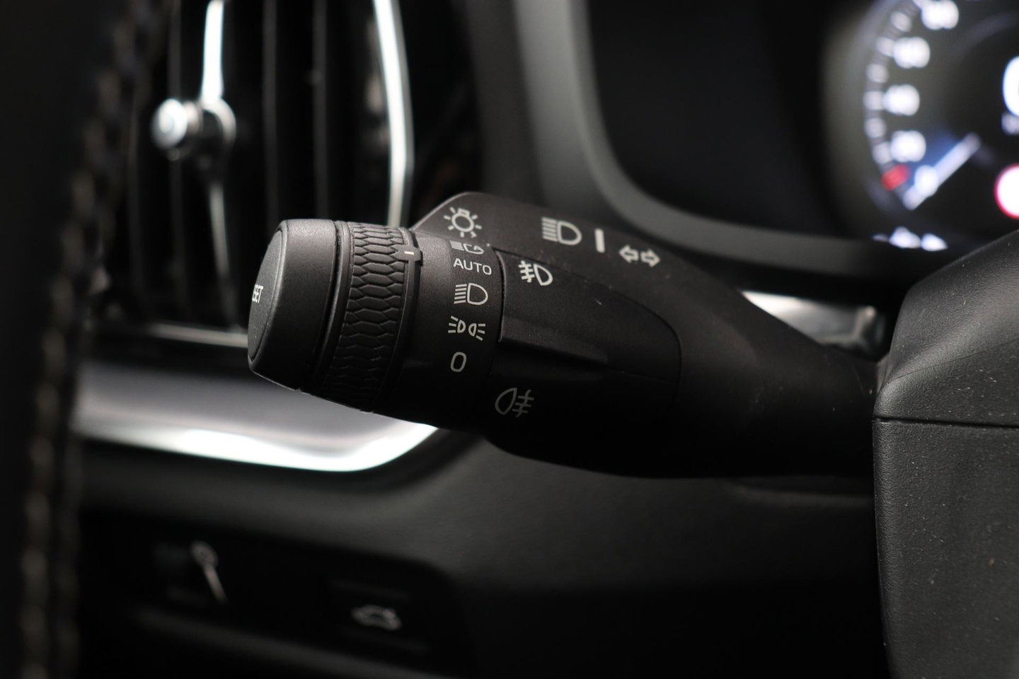 Volvo V60 2.0 T4 Momentum Pro | Harman/Kardon | Panoramadak | Trekhaak | Camera | Stoelverwarming | 19 Inch