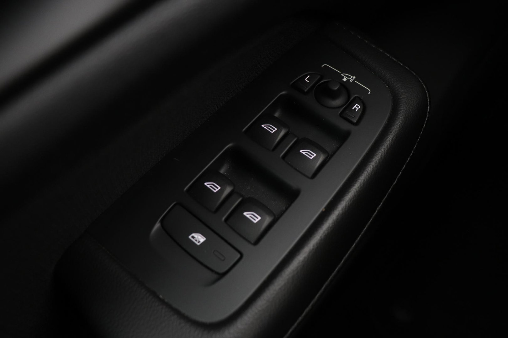Volvo V60 2.0 T4 Momentum Pro | Harman/Kardon | Panoramadak | Trekhaak | Camera | Stoelverwarming | 19 Inch
