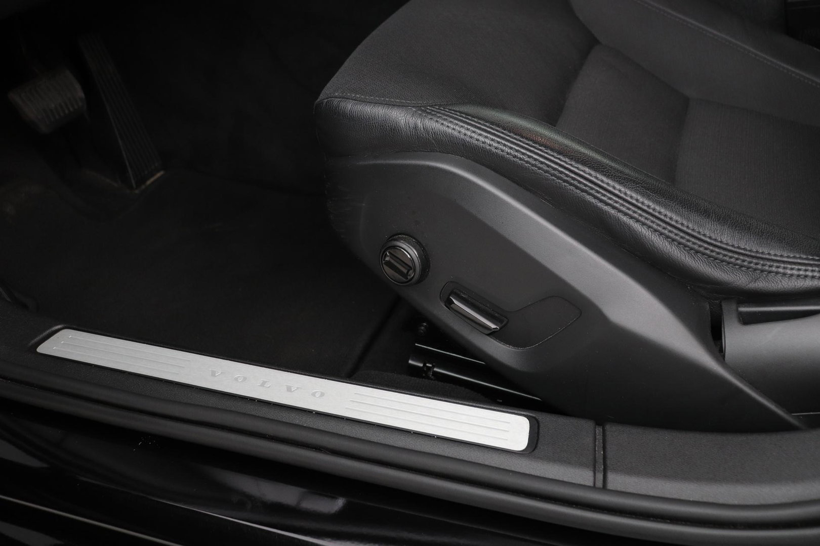 Volvo V60 2.0 T4 Momentum Pro | Harman/Kardon | Panoramadak | Trekhaak | Camera | Stoelverwarming | 19 Inch