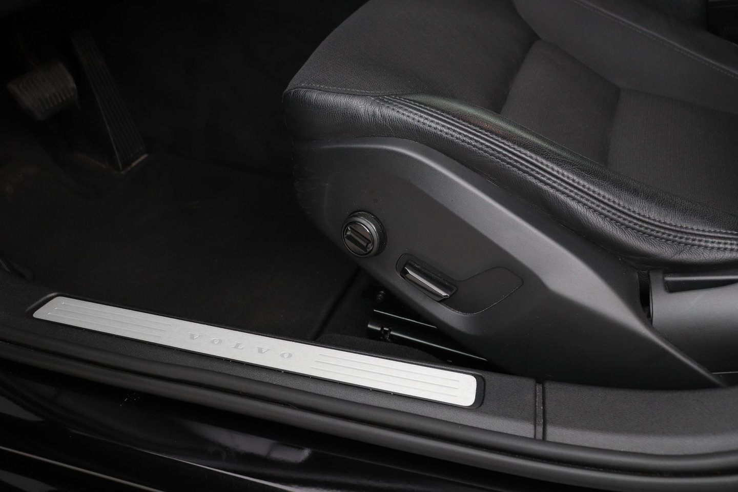 Volvo V60 2.0 T4 Momentum Pro | Harman/Kardon | Panoramadak | Trekhaak | Camera | Stoelverwarming | 19 Inch