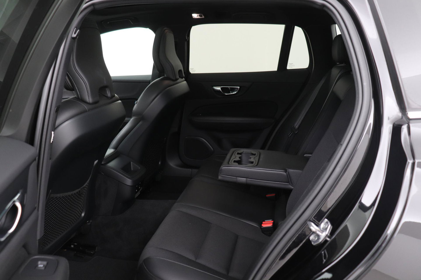 Volvo V60 2.0 T4 Momentum Pro | Harman/Kardon | Panoramadak | Trekhaak | Camera | Stoelverwarming | 19 Inch