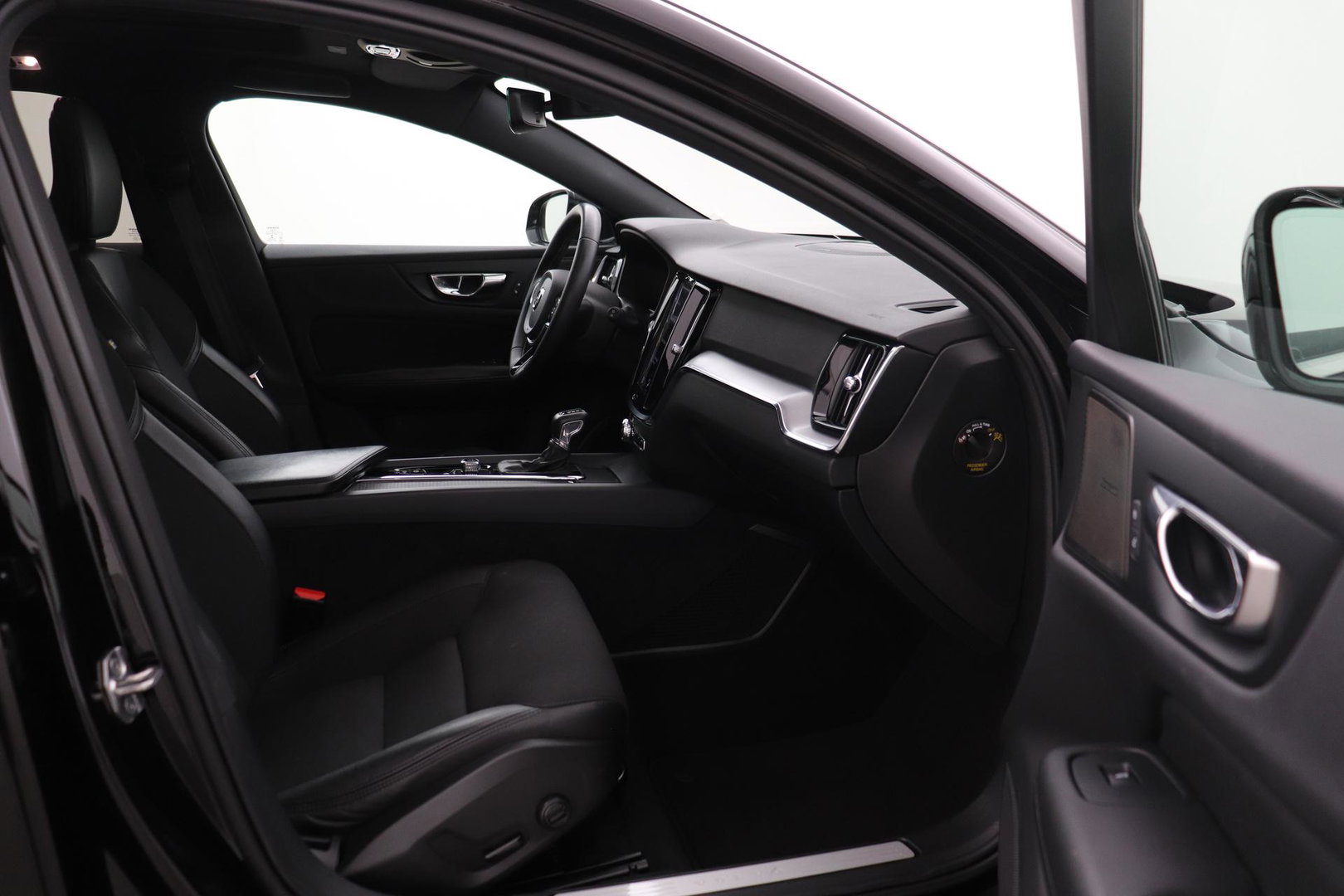 Volvo V60 2.0 T4 Momentum Pro | Harman/Kardon | Panoramadak | Trekhaak | Camera | Stoelverwarming | 19 Inch