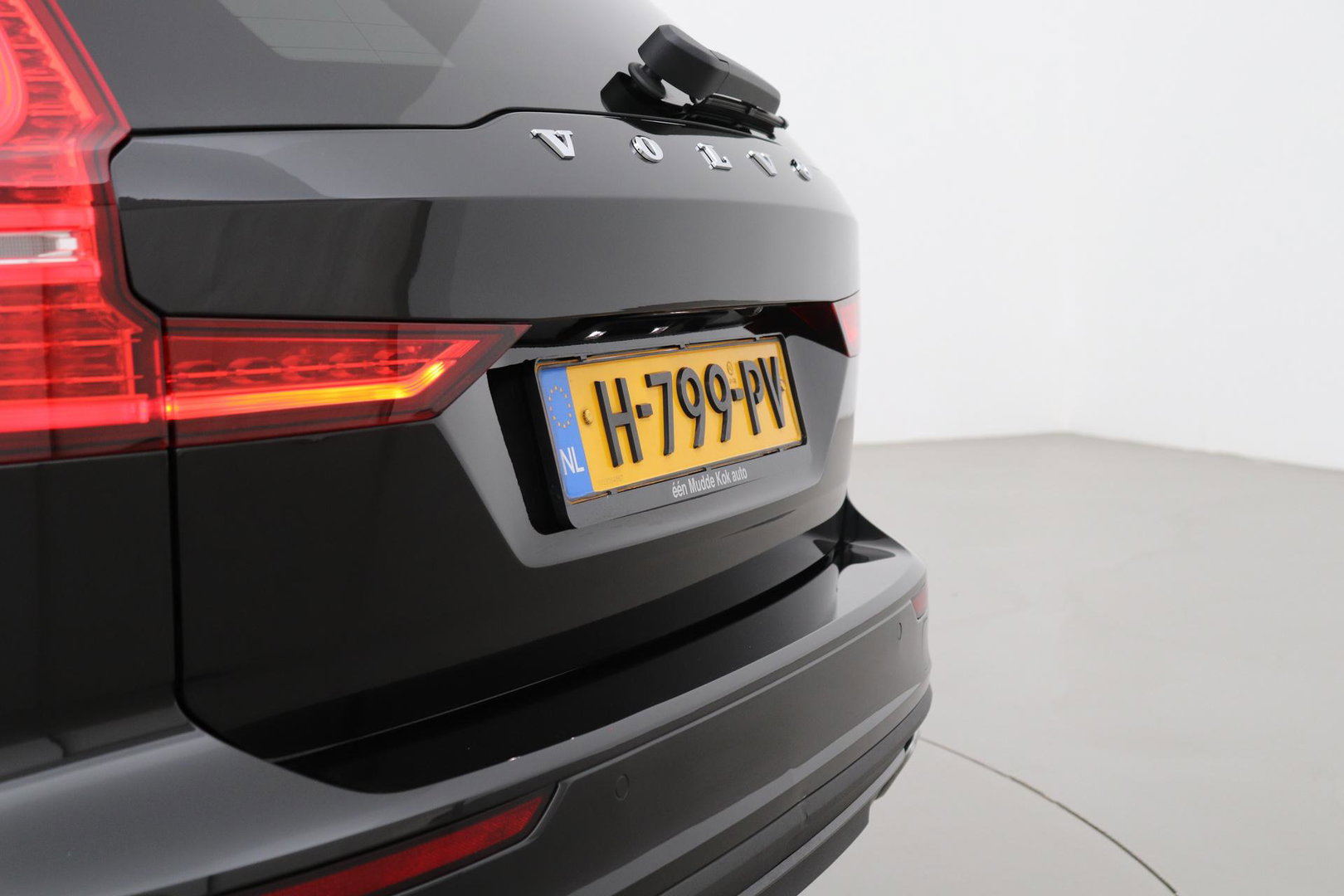 Volvo V60 2.0 T4 Momentum Pro | Harman/Kardon | Panoramadak | Trekhaak | Camera | Stoelverwarming | 19 Inch