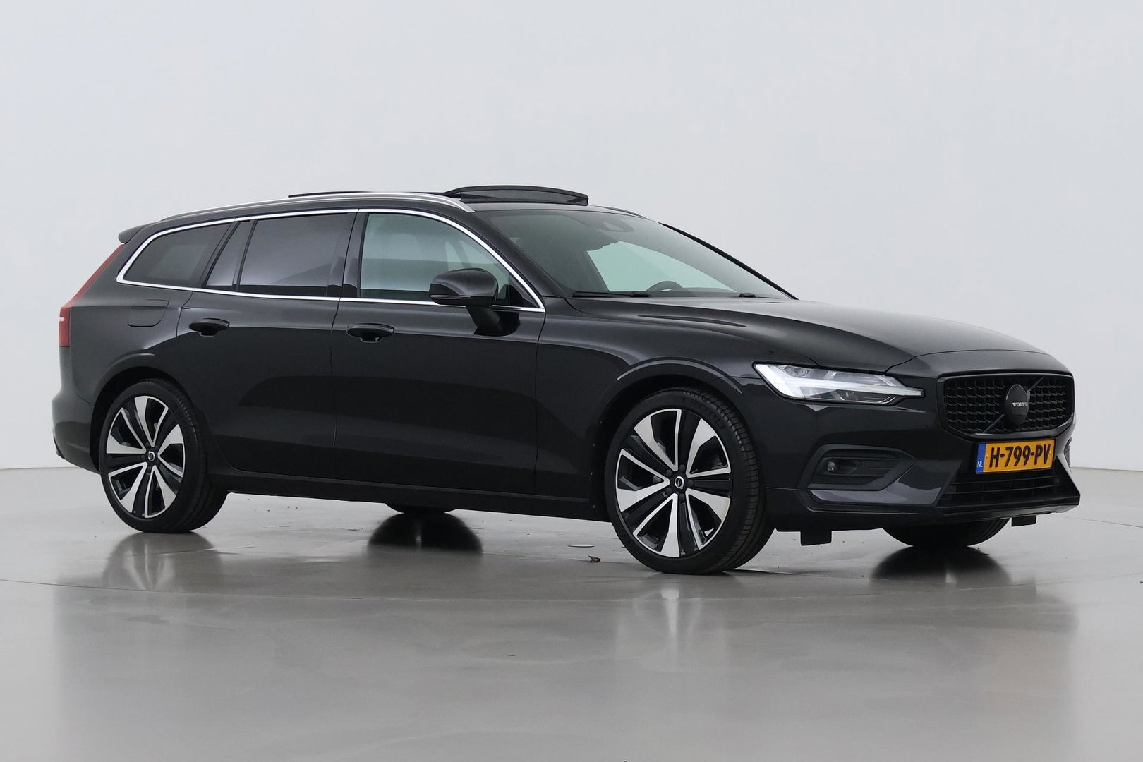 Volvo V60 2.0 T4 Momentum Pro | Harman/Kardon | Panoramadak | Trekhaak | Camera | Stoelverwarming | 19 Inch