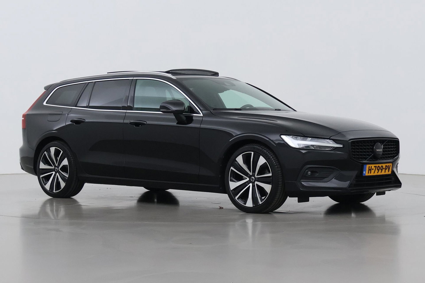 Volvo V60 2.0 T4 Momentum Pro | Harman/Kardon | Panoramadak | Trekhaak | Camera | Stoelverwarming | 19 Inch