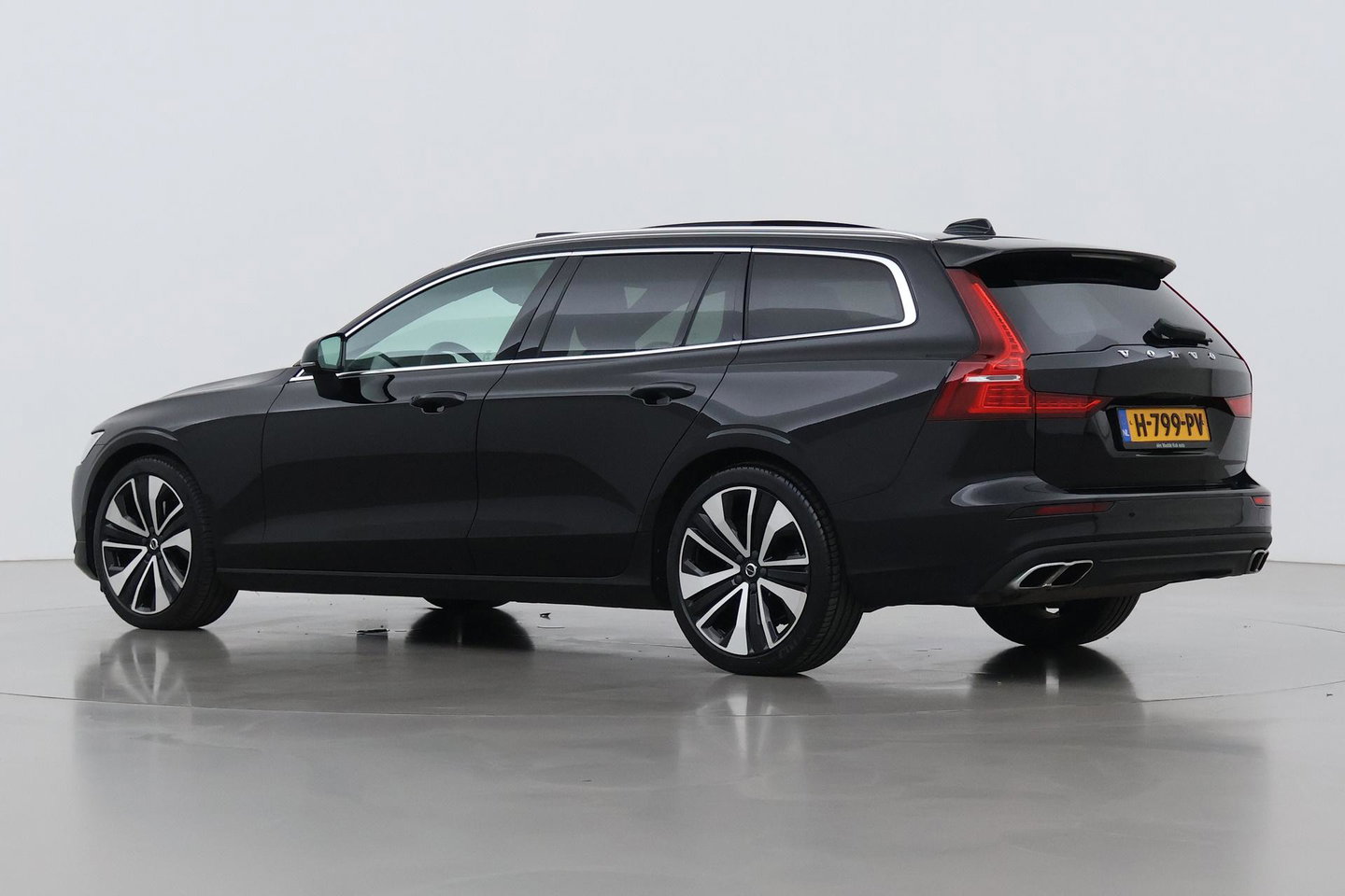 Volvo V60 2.0 T4 Momentum Pro | Harman/Kardon | Panoramadak | Trekhaak | Camera | Stoelverwarming | 19 Inch
