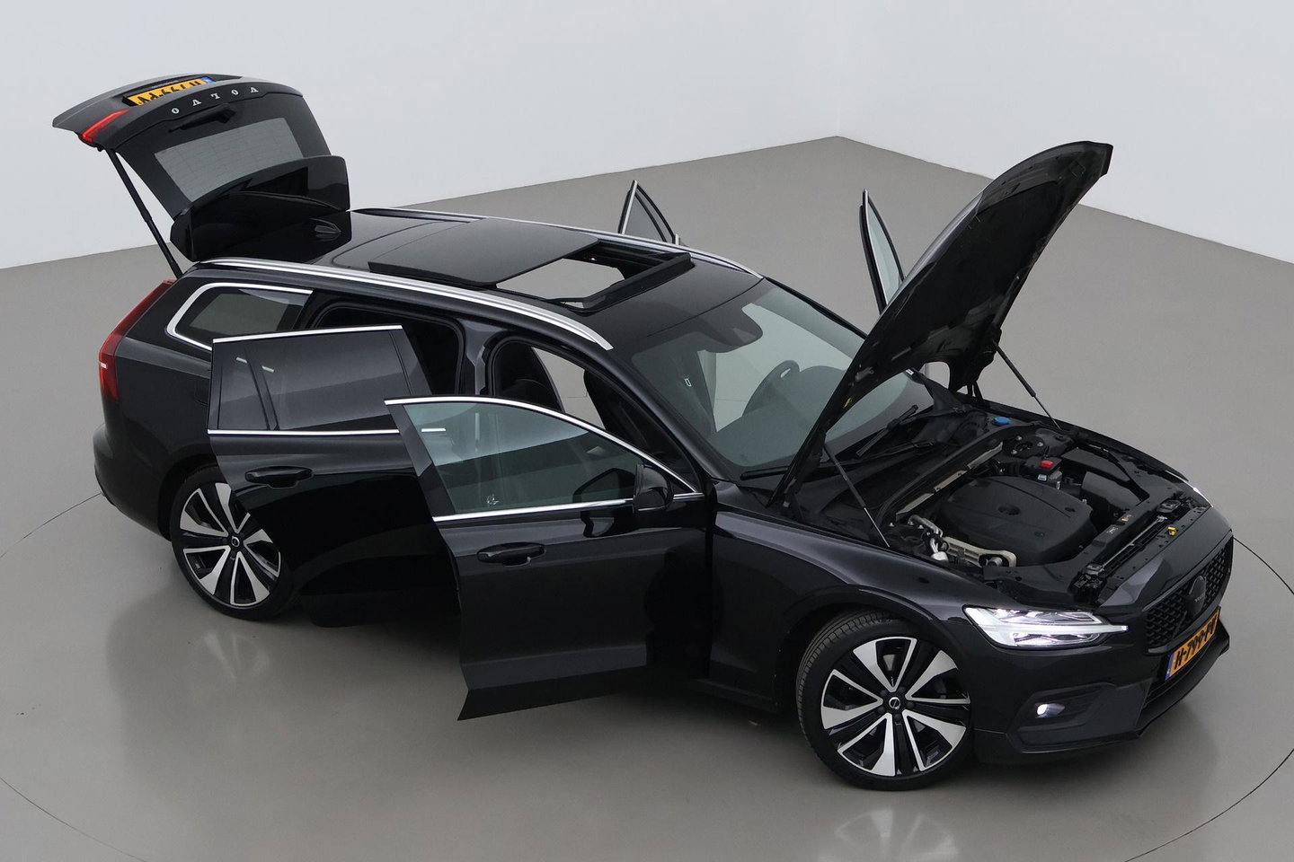 Volvo V60 2.0 T4 Momentum Pro | Harman/Kardon | Panoramadak | Trekhaak | Camera | Stoelverwarming | 19 Inch