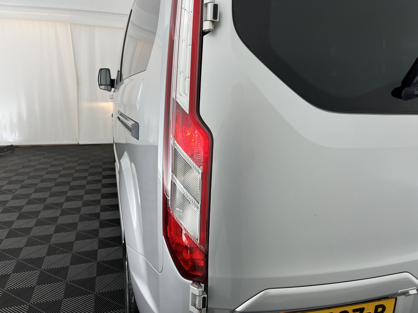 Ford Transit Custom 290 2.2 TDCI L2H1 Limited DC Champions Edition *DOUBLE-CAB WITH DOUBLE SLIDING-DOORS | LEATHER | NAVI-FULLMAP | CAMERA | AIRCO | CRUISE | PDC | TOWBAR | PRIVACY-GLASS | HEATED-COMFORTSEATS | 16''ALU*