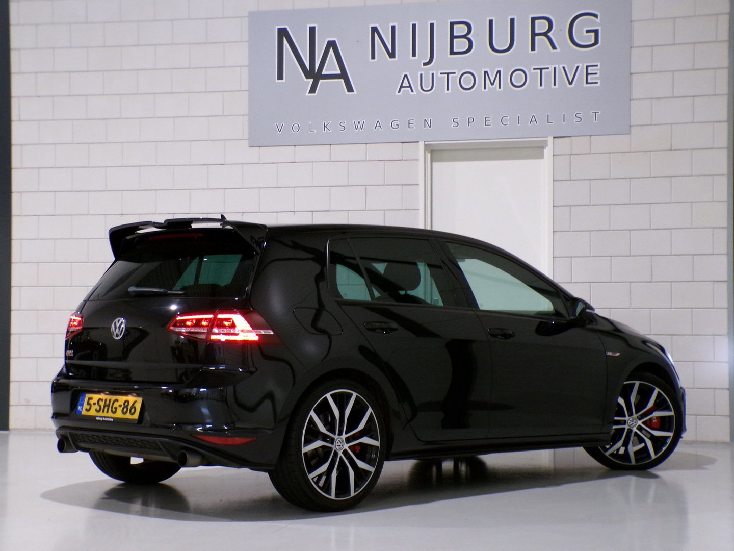 Volkswagen Golf 2.0 TSI GTI Performance "Origineel NL!" Xenon-LED 19"Velgen Parkeersensoren Navigatie Bluetooth Led-mistlampen