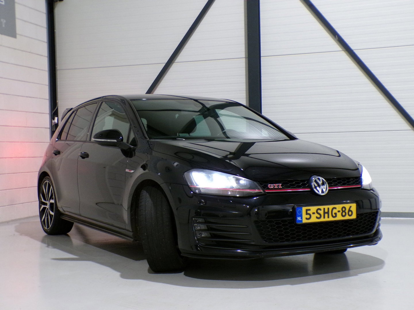 Volkswagen Golf 2.0 TSI GTI Performance "Origineel NL!" Xenon-LED 19"Velgen Parkeersensoren Navigatie Bluetooth Led-mistlampen