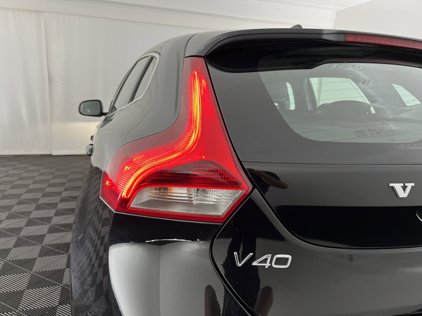 Volvo V40 2.0 D2 R-Design Business *LEATHER-MICROFIBRE | XENON | NAVI-FULLMAP | HEATED-SPORTSEATS | ECC | PDC | CRUISE | TOWBAR | 15''ALU*
