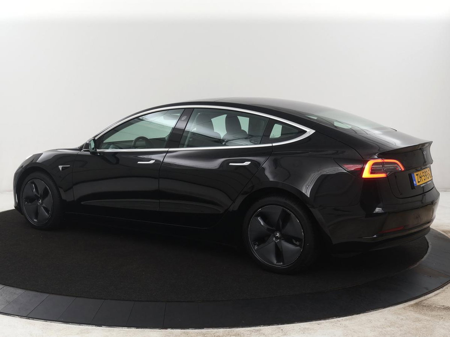 Tesla Model 3 Long Range AWD 75 kWh | SOH 90,7% | Panoramadak | Leder | Memory | Stoelverwarming | Camera | Park assist | Climate control