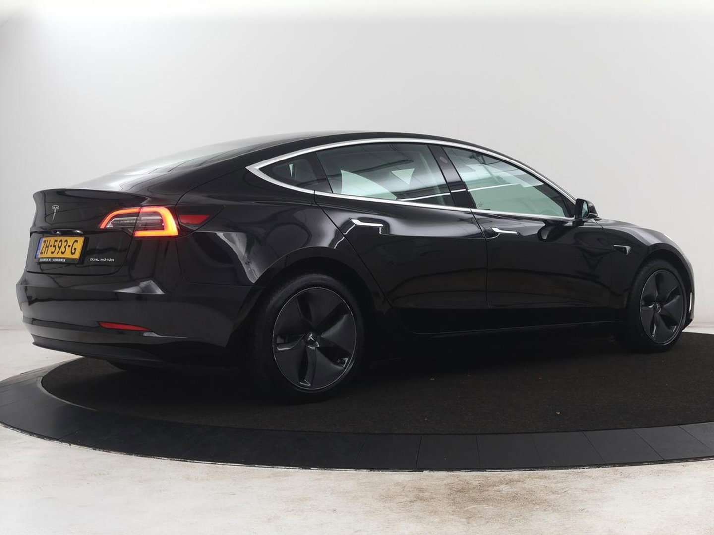 Tesla Model 3 Long Range AWD 75 kWh | SOH 90,7% | Panoramadak | Leder | Memory | Stoelverwarming | Camera | Park assist | Climate control