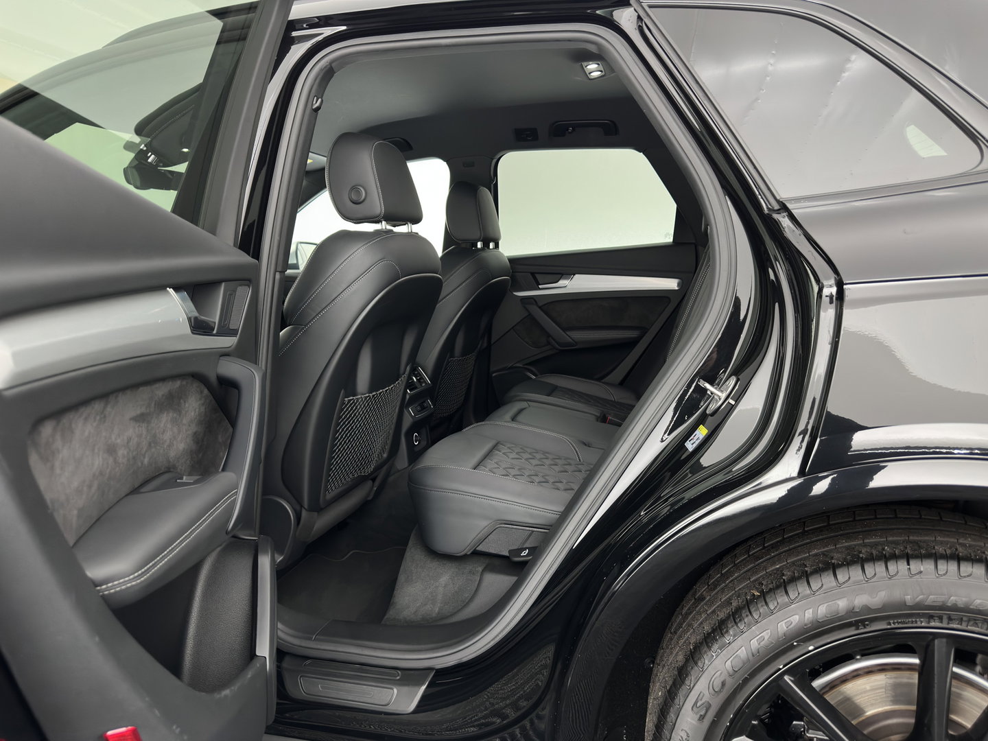 Audi SQ5 3.0 TDI Quattro Black Edition Aut. *LEATHER | FULL-LED | HEATED-SPORTSEATS | DIGI-COCKPIT | NAVI-FULLMAP | CAMERA | AUDI-SOUND | PRIVACY-GLASS | ECC | PDC | CRUISE | TOWBAR | KEYLESS | SHIFTPADDLES | 20''ALU*
