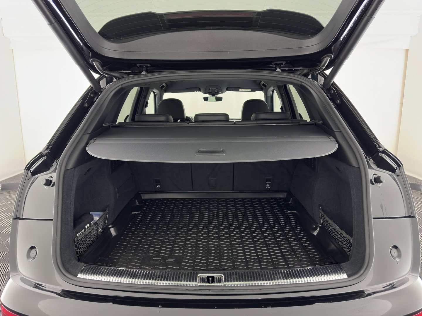 Audi SQ5 3.0 TDI Quattro Black Edition Aut. *LEATHER | FULL-LED | HEATED-SPORTSEATS | DIGI-COCKPIT | NAVI-FULLMAP | CAMERA | AUDI-SOUND | PRIVACY-GLASS | ECC | PDC | CRUISE | TOWBAR | KEYLESS | SHIFTPADDLES | 20''ALU*